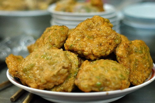 Chả cốm: Sau những hạt cốm thơm đầu mùa là món chả cốm béo ngậy được chuẩn bị cho bữa tối trong gia đình. Vẫn là những hạt cốm xanh nhưng giờ được trộn chung cùng thịt xay, mỡ phần và gia vị sau đó nặn thành miếng cỡ lòng bàn tay. Nhà ai cầu kỳ thì bổ sung thêm chút bột mì, bột nở hay bột năng.