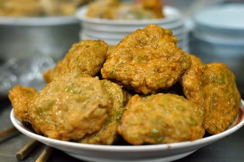 Chả cốm: Sau những hạt cốm thơm đầu mùa là món chả cốm béo ngậy được chuẩn bị cho bữa tối trong gia đình. Vẫn là những hạt cốm xanh nhưng giờ được trộn chung cùng thịt xay, mỡ phần và gia vị sau đó nặn thành miếng cỡ lòng bàn tay. Nhà ai cầu kỳ thì bổ sung thêm chút bột mì, bột nở hay bột năng.