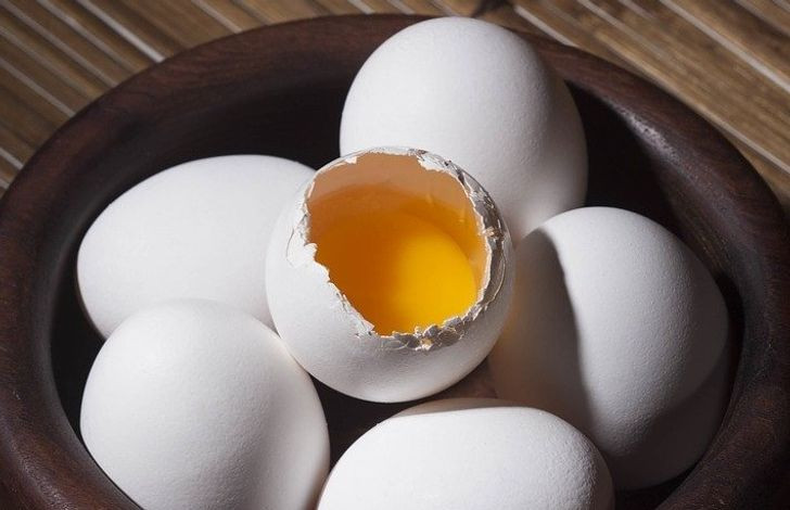 3. Mặt nạ trứng và quả bơ: Để chăm sóc và hồi phục tóc hư tổn bạn có thể tự tạo mặt nạ cho tóc từ quả bơ. Bạn chỉ cần chuẩn bị một lòng đỏ trứng gà, ½ quả bơ nghiền nhuyễn và một ít dầu oliu. Trộn đều hỗn hợp rồi thoa đều lên tóc đã được làm sạch. Ủ thêm 15 - 20 phút rồi xả sạch với nước ấm. Thực hiện 1 lần/tuần để thu được kết quả tốt nhất.