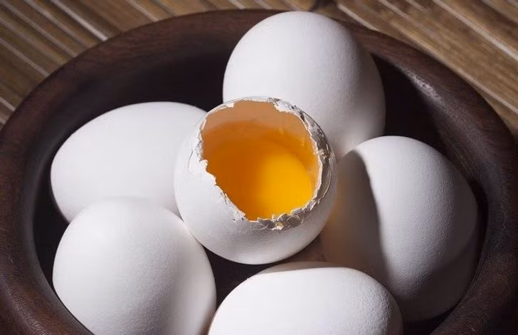 3. Mặt nạ trứng và quả bơ: Để chăm sóc và hồi phục tóc hư tổn bạn có thể tự tạo mặt nạ cho tóc từ quả bơ. Bạn chỉ cần chuẩn bị một lòng đỏ trứng gà, ½ quả bơ nghiền nhuyễn và một ít dầu oliu. Trộn đều hỗn hợp rồi thoa đều lên tóc đã được làm sạch. Ủ thêm 15 - 20 phút rồi xả sạch với nước ấm. Thực hiện 1 lần/tuần để thu được kết quả tốt nhất.