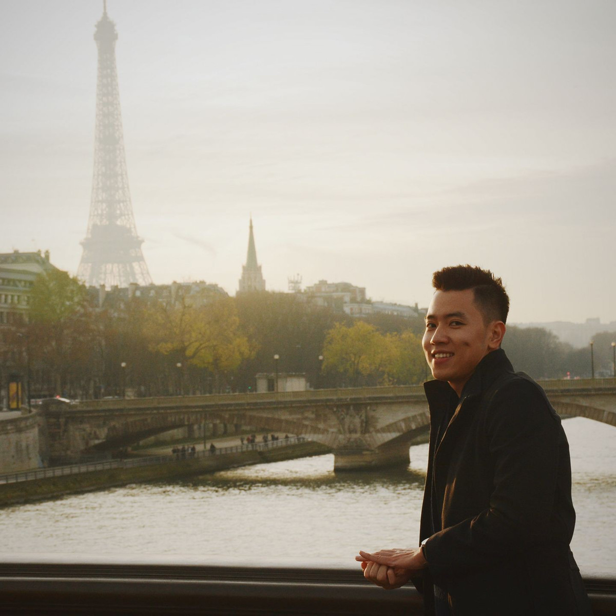 Dù chỉ mặc những bộ đồ đơn giản song Quang Đạt vẫn hút hồn phái đẹp bởi nụ cười đẹp trai của anh.