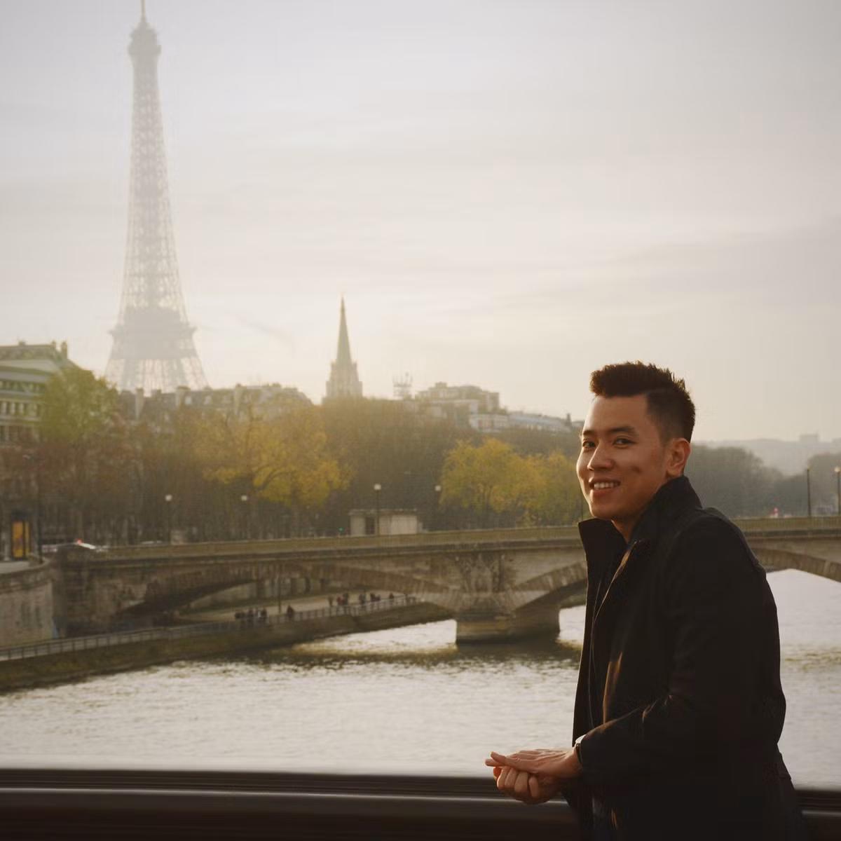 Dù chỉ mặc những bộ đồ đơn giản song Quang Đạt vẫn hút hồn phái đẹp bởi nụ cười đẹp trai của anh.