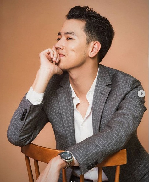 Khoác lên mình bộ vest lịch lãm và nở nụ cười duyên, Quang Đạt đẹp trai không kém các tài tử Hàn Quốc.