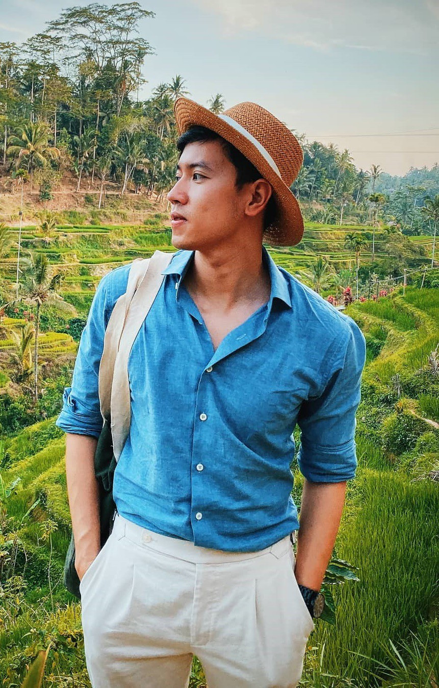 Khi đi du lịch, nam cơ trưởng vẫn chọn các trang phục lịch lãm như áo sơ mi và quần thô màu sắc hài hòa.