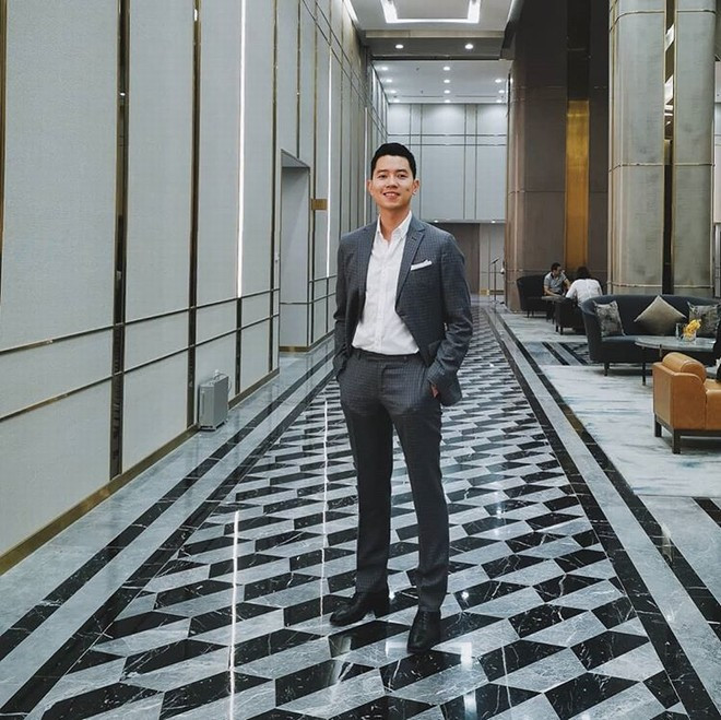 Cơ trưởng trẻ nhất Việt Nam sở hữu ngoại hình chuẩn người mẫu với chiều cao 1m80 cùng gương mặt điển trai và gu thời trang lịch lãm, nam tính.