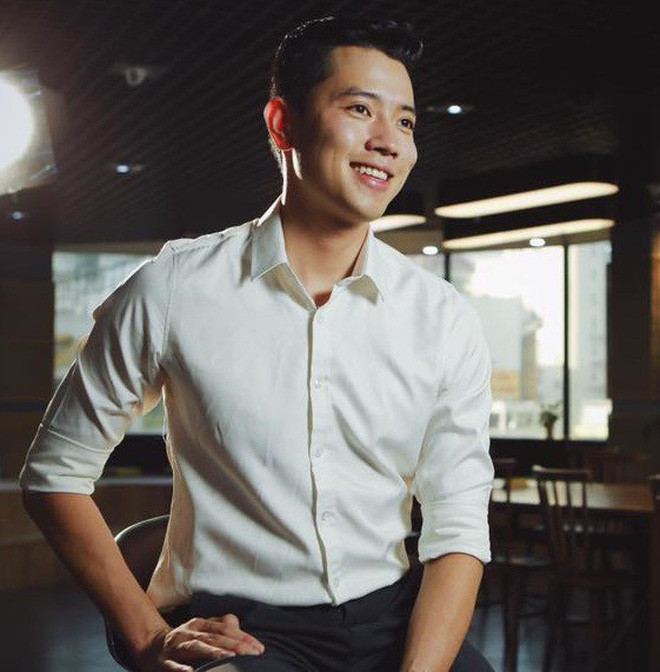 Khi rời đồng phục bay, cơ trưởng 9X thường mặc các trang phục đơn giản nhưng vẫn toát lên vẻ nam tính, đẹp trai vốn có.