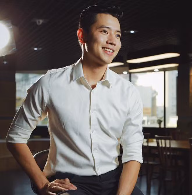 Khi rời đồng phục bay, cơ trưởng 9X thường mặc các trang phục đơn giản nhưng vẫn toát lên vẻ nam tính, đẹp trai vốn có.