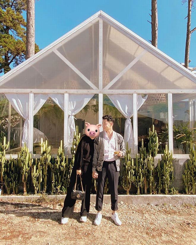 Diện áo sơ mi trắng phối cùng quần âu xắn gấu vào áo khoác nhẹ tạo cảm giác cao ráo và chỉnh chu cho Quang Đạt.