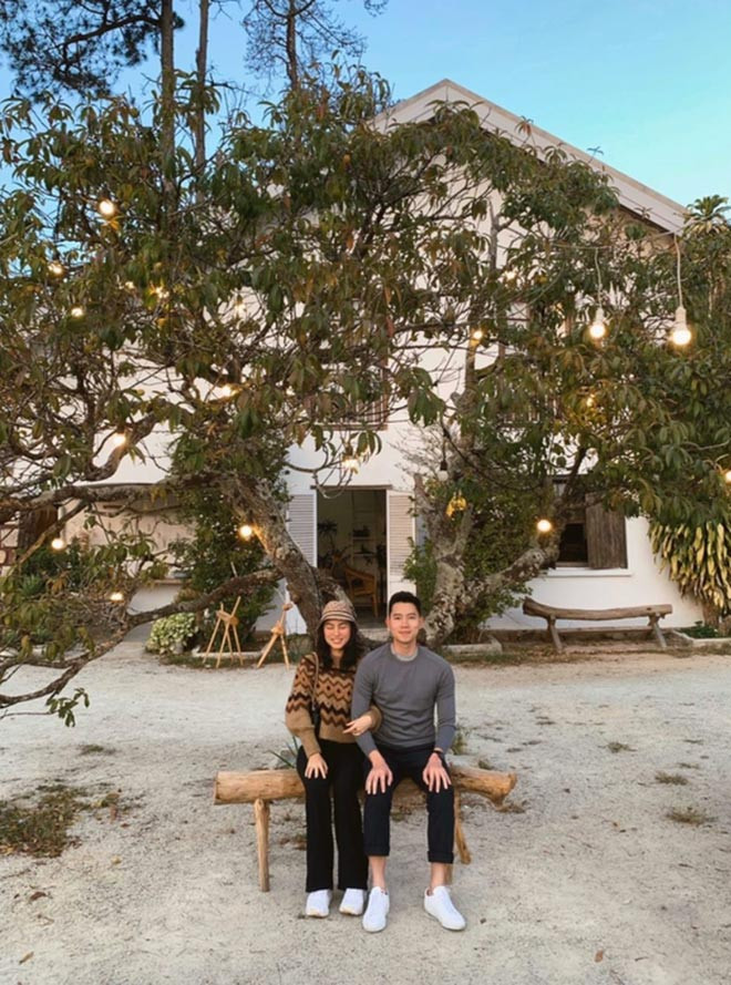 Chàng cơ trưởng trẻ ăn mặc đơn giản khi đi chơi cùng bạn gái.