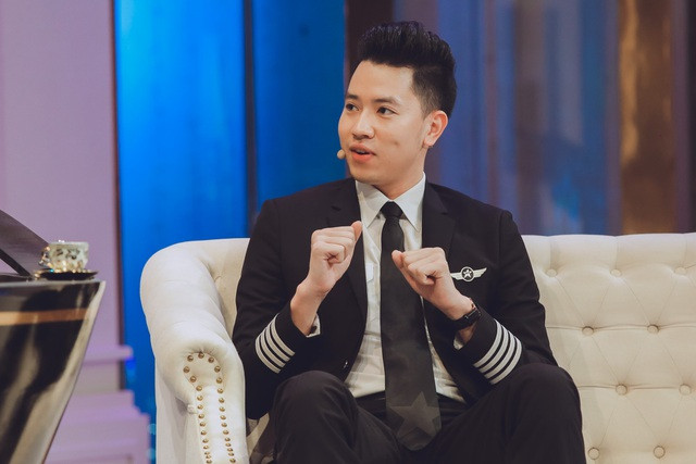 Nguyễn Quang Đạt trưởng thành trong gia đình có truyền thống làm ngành hàng không, bố là phi công, mẹ là công chức nhà nước. Sau 2 năm du học tại New Zealand, chàng trai trẻ bắt đầu đi làm phi công khi mới 19 tuổi. 4 năm sau, anh được thăng chức từ cơ phó lên cơ trưởng khi chỉ mới 24 tuổi.