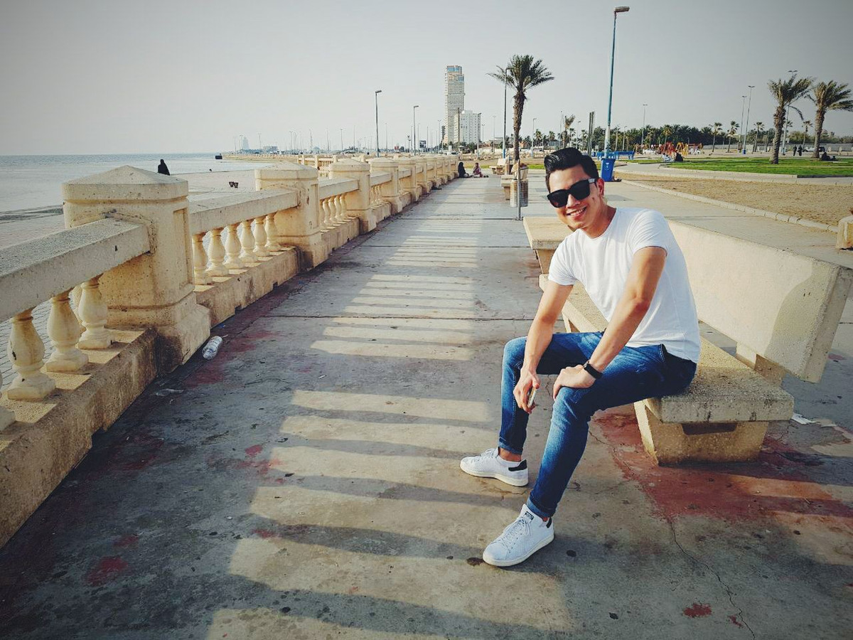 Khi đi chơi, anh chàng 29 tuổi này thường chọn áo phông, quần jeans và giày thể thao năng động để tiện di chuyển.