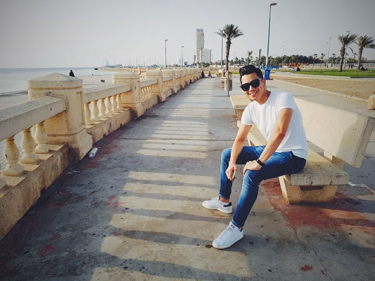 Khi đi chơi, anh chàng 29 tuổi này thường chọn áo phông, quần jeans và giày thể thao năng động để tiện di chuyển.