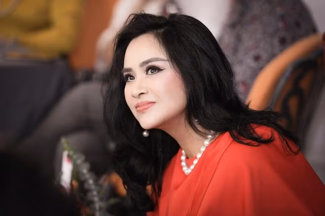 “Nếu muốn trẻ lâu, đẹp lâu thì đừng tin vào những lời quảng cáo hấp dẫn như đẹp ngay chỉ sau 1 lần sử dụng, hay đẹp ngay sau lần đầu tiên. Thanh Lam nghĩ rằng, nhan sắc của mỗi người phụ nữ như một bông hoa, hàng ngày cần chăm sóc từng ly từng tý, cẩn trọng từng chút một thì mới bung nở rực rỡ và tươi tốt lâu bền. Vậy nên, sắc đẹp và sức khỏe luôn đi liền với nhau, chúng như bộ đôi hoàn hảo khiến phụ nữ ở độ tuổi nào cũng quyến rũ”.