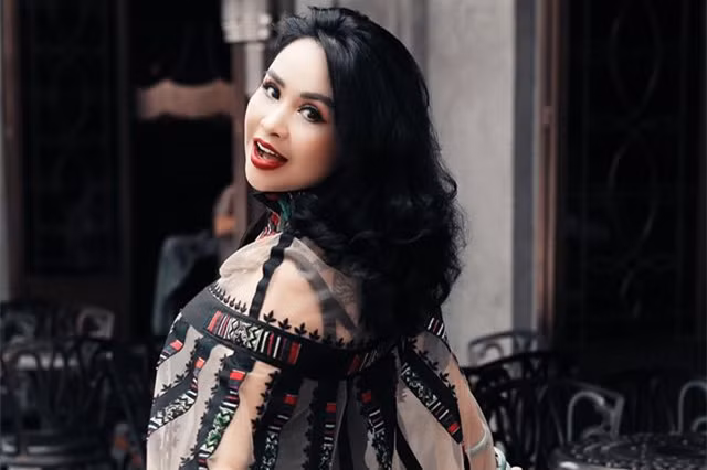 Ngoài ra, phong cách thời trang trẻ trung, gợi cảm cũng góp phần níu giữ vẻ đẹp của diva, giúp chị trở nên nổi bật hơn.