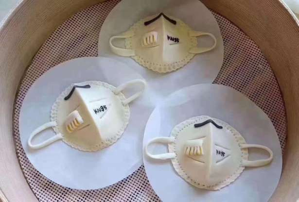 Những chiếc khẩu trang KN95 được tái hiện đầy sinh động qua bàn tay của đầu bếp. Ảnh: Internet. Video "Chế biến món ngon từ nấm đông cô". Nguồn: VTC.