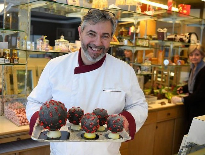 Tương tự, một chủ tiệm làm bánh tại Pháp có tên Jean-Francois Pré đã sáng tạo ra những chiếc bánh chocolate mang hình virus corona.