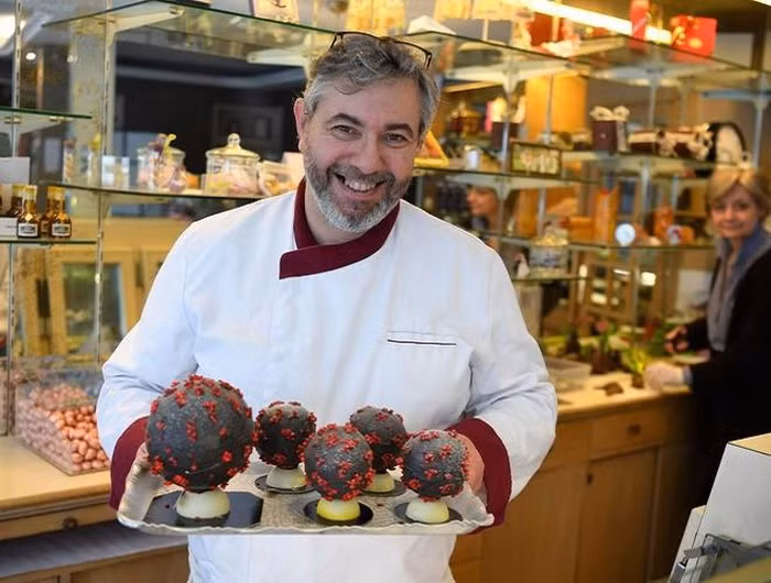 Tương tự, một chủ tiệm làm bánh tại Pháp có tên Jean-Francois Pré đã sáng tạo ra những chiếc bánh chocolate mang hình virus corona.