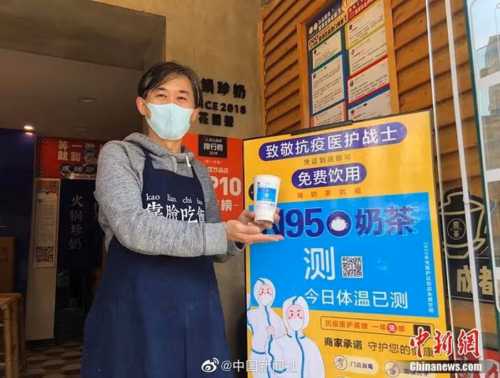 Giữa đại dịch Covid-19, một cửa hàng trà sữa ở Thành Đô, Trung Quốc cũng phát minh ra sản phẩm mới với tên gọi cực kì "lạ tai" là trà sữa "Khẩu trang N95". Thức uống độc đáo này là sự kết hợp giữa trà sữa, đường nâu và vị thuốc Bản Lam Căn.
