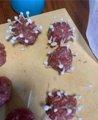 Thịt viên mix nấm kim châm hình virus corona ra đời giữa mùa dịch Covid-19 vừa độc đáo lại ăn không tệ chút nào.