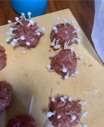 Thịt viên mix nấm kim châm hình virus corona ra đời giữa mùa dịch Covid-19 vừa độc đáo lại ăn không tệ chút nào.