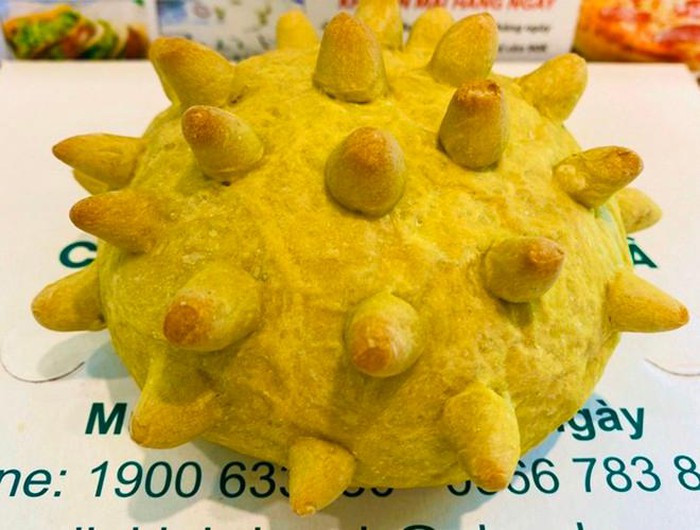  Món ăn độc đáo này nằm ở vỏ bánh có màu xanh tự nhiên được làm từ hỗn hợp bột trộn thêm bột trà xanh và nước lá dứa ép. Ngoài ra, để tạo ra những chiếc gai nhô lên, người đầu bếp đã phải ngồi tỉ mẩn nặn, gắn trực tiếp từng cái lên vỏ bánh.