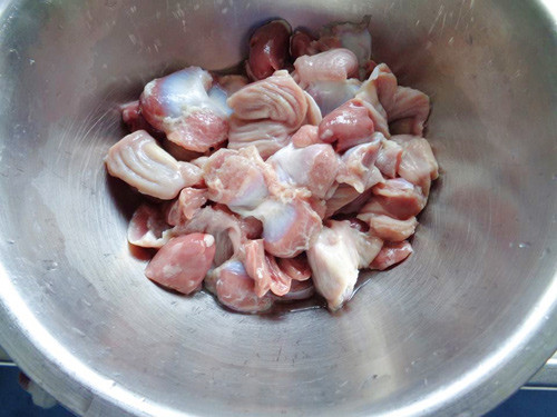 Cách làm: Rửa sạch mề gà rồi thái miếng dày (mỗi chiếc mề nên thái làm 3 miếng), sau đó ướp với ngũ vị hương, chút muối. Lăn mề gà qua bột chiên, chiên to lửa ngập dầu.