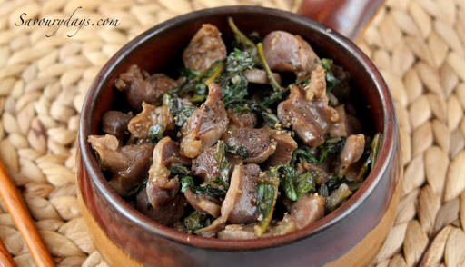 Làm nóng dầu ăn trong chảo rồi cho hành, gừng, tỏi băm nhỏ vào phi thơm. Đổ bát mề gà đã được ướp sẵn gia vị vào xào ở mức lửa lớn để mề đỡ ra nước, tránh bị khô. Có thể cho thêm ít nước để khỏi bị bén chảo.