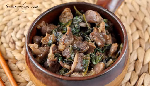 Làm nóng dầu ăn trong chảo rồi cho hành, gừng, tỏi băm nhỏ vào phi thơm. Đổ bát mề gà đã được ướp sẵn gia vị vào xào ở mức lửa lớn để mề đỡ ra nước, tránh bị khô. Có thể cho thêm ít nước để khỏi bị bén chảo.