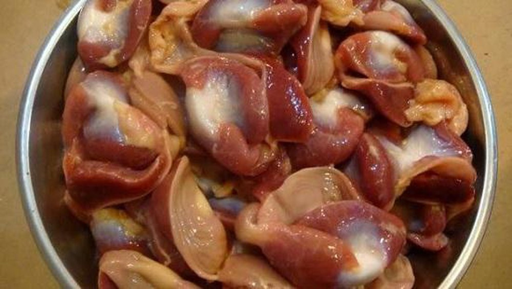 Mề gà xào cay: Món ngon từ mề gà này gồm các nguyên liệu 500g mề gà, 10g ớt ngâm (có thể tăng hoặc giảm tùy thuộc vào độ ăn cay), 5 tép tỏi; 3 lát gừng; 2 muỗng canh nước tương; 1/2 muỗng cà phê muối; 1/2 muỗng cà phê đường cát; 1 muỗng cà phê rượu nấu ăn; 1/4 muỗng cà phê tiêu; 1 muỗng canh tinh bột ngô đã pha.