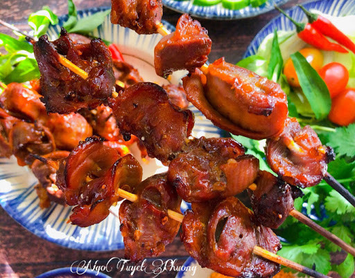 Mề gà nướng sả ớt là món ngon được rất nhiều người yêu thích. Món ăn này gồm các nguyên liệu 300 gr mề gà, 1 nhánh sả băm; 3 tép tỏi băm; 1 trái ớt sừng băm; 1 củ hành tím băm; 1 muỗng cà phê mật ong; 1/2 muỗng cà phê bột nêm; 1/2 muỗng cà phê tiêu; 1 muỗng canh dầu hào; 1 muỗng canh đường; 1/2 muỗng canh bốt nghệ; 1 muỗng canh xì dầu hay nước mắm.