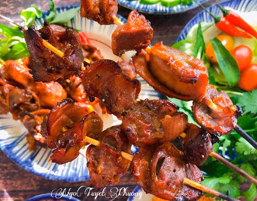 Mề gà nướng sả ớt là món ngon được rất nhiều người yêu thích. Món ăn này gồm các nguyên liệu 300 gr mề gà, 1 nhánh sả băm; 3 tép tỏi băm; 1 trái ớt sừng băm; 1 củ hành tím băm; 1 muỗng cà phê mật ong; 1/2 muỗng cà phê bột nêm; 1/2 muỗng cà phê tiêu; 1 muỗng canh dầu hào; 1 muỗng canh đường; 1/2 muỗng canh bốt nghệ; 1 muỗng canh xì dầu hay nước mắm.