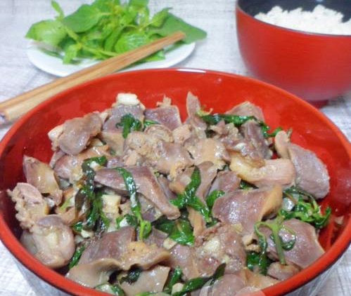 Mề gà xào húng quế: Các nguyên liệu gồm lòng gà: 400gr, Húng quế: 1 mớ to, Tỏi: 1 củ nhỏ, Hành: 1 củ, Gừng: 1 mẩu nhỏ, Dầu hào, hạt tiêu, hạt nêm, bột canh.