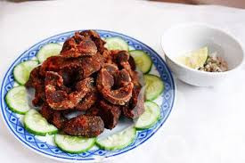 Mề gà chiên giòn gồm các nguyên liệu: Mề gà (có thể kèm tim, gan ăn cũng rất ngon): 300gr, Bột chiên, ngũ vị hương, muối, hạt tiêu, chanh, dầu ăn.