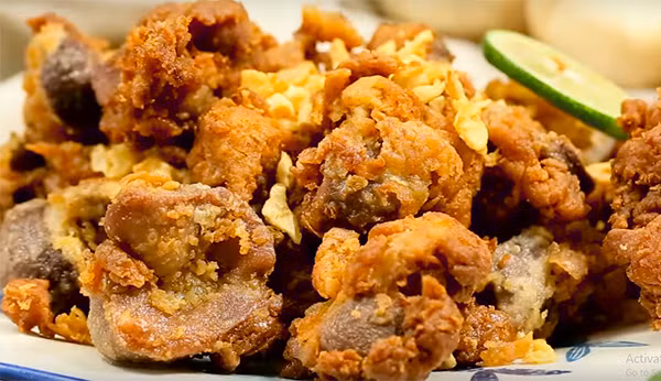 Vớt mề ra đĩa có giấy thấm dầu, đợi khoảng 10 phút hoặc trước khi ăn thì chiên lại lần 2 đến khi vàng giòn. Trình bày mề gà chiên giòn ra đĩa, ăn kèm với muối tiêu chanh