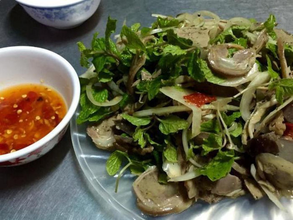 Cách làm: Mề gà mua về đem rửa sạch, bóp muối cùng gừng băm nhỏ rồi rửa lại lần nữa cho sạch, thái thành những miếng nhỏ. Ướp mề cùng một thìa ăn cơm đầy dầu hào và nửa thìa sữa chua bột canh. Hành và tỏi lột bỏ vỏ, băm nhỏ. Gừng cạo bỏ vỏ, rửa sạch rồi băm nhỏ.