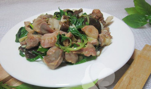 Khi mề đã chín thì cho rau húng quế vào đảo đều cho đến khi rau tái đi là được (không cần đun lâu sẽ làm rau bị nát và chuyển màu úa không đẹp). Có thể nêm thêm hạt nêm theo khẩu vị. Xúc mề gà xào húng quế ra đĩa, rắc hạt tiêu lên trên và ăn cùng cơm nóng.