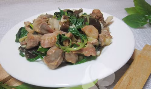 Khi mề đã chín thì cho rau húng quế vào đảo đều cho đến khi rau tái đi là được (không cần đun lâu sẽ làm rau bị nát và chuyển màu úa không đẹp). Có thể nêm thêm hạt nêm theo khẩu vị. Xúc mề gà xào húng quế ra đĩa, rắc hạt tiêu lên trên và ăn cùng cơm nóng.