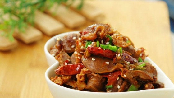 Thêm nốt chỗ nước tương còn lại, đường, nước tinh bột ngô vào, xào khoảng 5 phút cho mề gà chín hoàn toàn rồi cho ra đĩa thưởng thức! Mề gà xào kiểu này vừa giòn sần sật lại có chút cay cay độc đáo của ớt ngâm khiến ai ăn cũng thích.