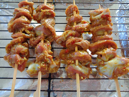 Thực hiện: Mề gà rửa nước lạnh có pha muối, nhồi bóp thật kĩ, sau đó xả qua nước lạnh và trụng sơ qua nước nóng cho mề hết hôi. Để ráo nước. Cho mề gà vào tô cùng với các gia vị hành, tỏi, nước mắm... Trộn đều và ướp 30 phút. Xiên mề gà vào que xiên thịt. Rồi xếp lên khay hay vỉ nướng.