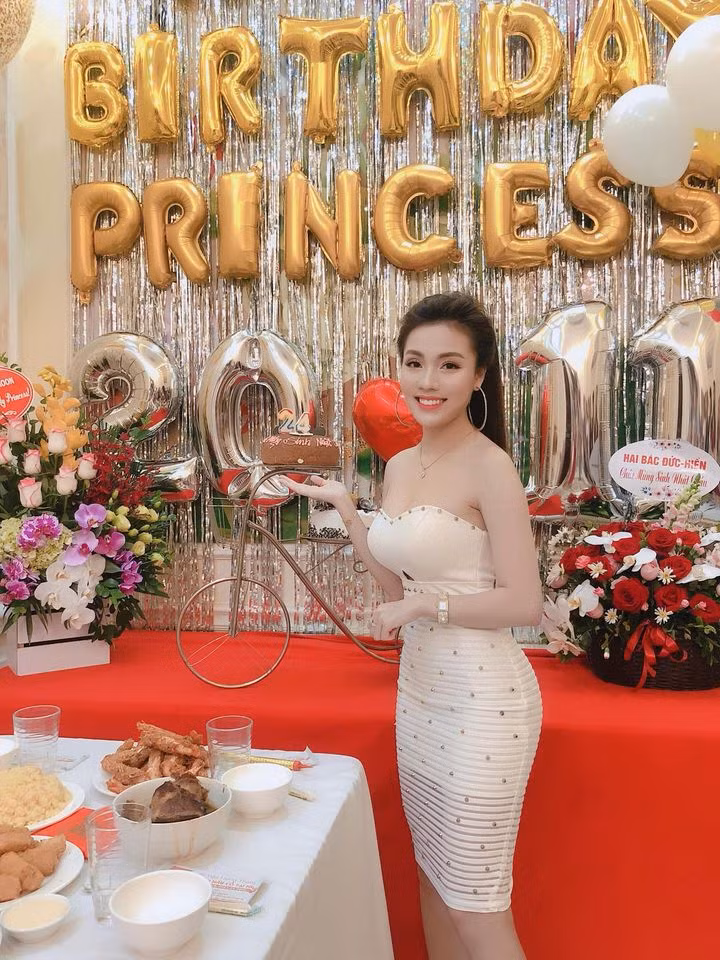 Cô nàng cũng cực kỳ quan tâm chăm da khi ở nhà để gìn giữ vẻ ngoài ngoài hút mắt.