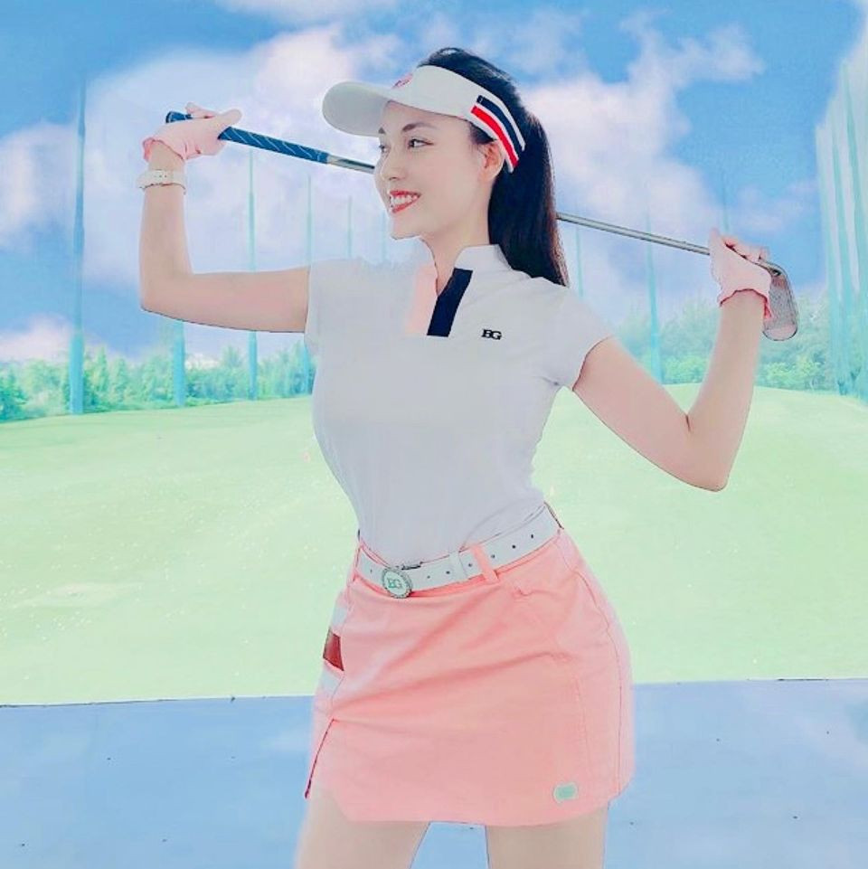 Trong khi đó, Âu Hà My sở hữu thân hình nóng bỏng cùng vòng 1 bốc lửa, làn da trắng sứ và gương mặt xinh đẹp.