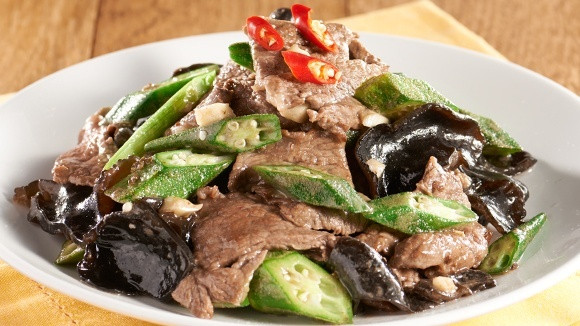 Cách chế biến: Đậu bắp cắt bỏ 2 đầu, rửa sạch với muối, trụng sơ qua nước sôi cho đỡ nhớt. Thịt bò thái mỏng, ướp với tỏi, bột canh, hạt tiêu. Mộc nhĩ ngâm nở, rửa sạch, cắt miếng to. Bắc chảo lên bếp, cho dầu ăn vào và xào tái thịt bò rồi cho ra đĩa. Phi thơm hành khô, cho đậu bắp và mộc nhĩ vào xào cùng nhau. Cuối cùng đổ thịt bò vào xào, nêm nếm gia vị vừa ăn là hoàn thành.