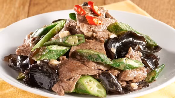 Cách chế biến: Đậu bắp cắt bỏ 2 đầu, rửa sạch với muối, trụng sơ qua nước sôi cho đỡ nhớt. Thịt bò thái mỏng, ướp với tỏi, bột canh, hạt tiêu. Mộc nhĩ ngâm nở, rửa sạch, cắt miếng to. Bắc chảo lên bếp, cho dầu ăn vào và xào tái thịt bò rồi cho ra đĩa. Phi thơm hành khô, cho đậu bắp và mộc nhĩ vào xào cùng nhau. Cuối cùng đổ thịt bò vào xào, nêm nếm gia vị vừa ăn là hoàn thành.