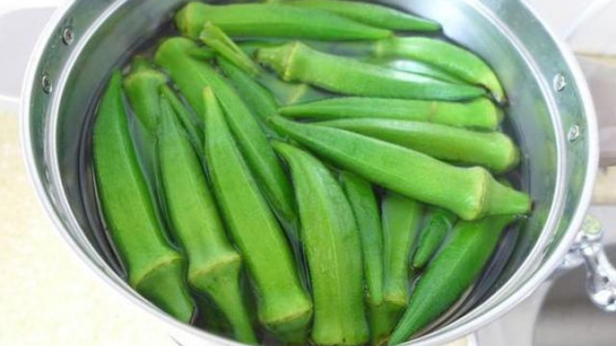 Đậu bắp luộc rưới sốt tỏi ớt: Món ăn từ đậu bắp này vừa đơn giản, vừa dễ làm lại ngon không kém những món ăn cầu kì khác. Đậu bắp thanh đạm, tươi mát rưới cùng nước sốt tỏi ớt đậm đà sẽ khiến các thành viên trong gia đình bạn mê tít.