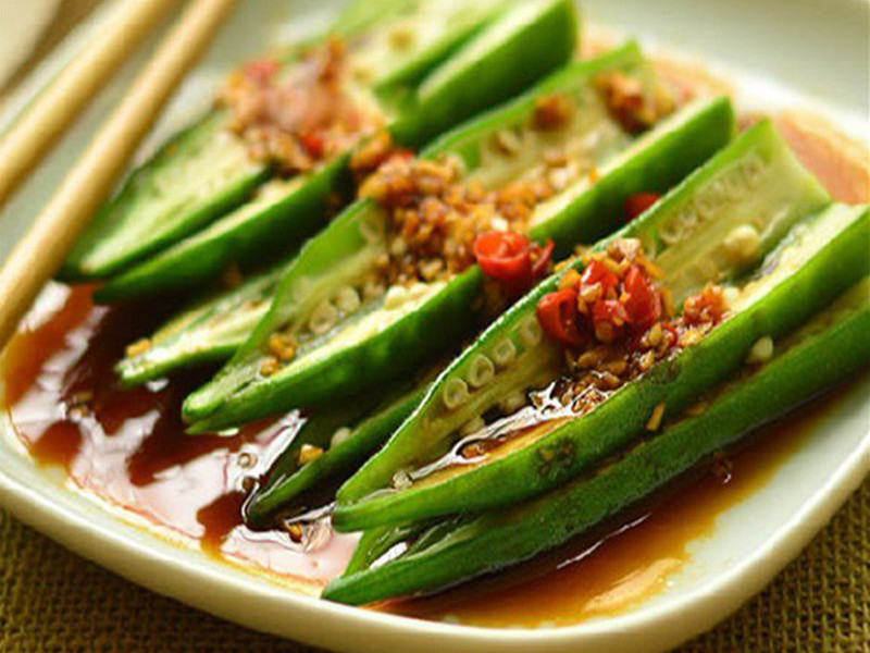 Đậu bắp bạn đem rửa sạch, cắt bỏ cuống, luộc khoảng 3 phút rồi ra ngâm trong nước lạnh. Sau đó, cắt đôi trái đậu bắp theo chiều dài, xếp lên đĩa. Chuẩn bị nước sốt bằng cách khuấy đều hỗn hợp gồm tỏi băm, ớt cắt nhỏ, 2 muỗng canh nước tương, 1 muỗng canh giấm gạo, 2gr đường. Làm nóng dầu trong chảo trên bếp rồi đổ nước sốt vào khuấy đều cho đến khi nước sốt hơi sánh lại. Chỉ cần rưới nước sốt lên đĩa đậu bắp là hoàn thành món ăn.