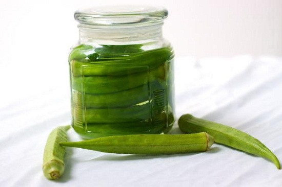 Đậu bắp ngâm giấm: Luộc đậu bắp sôi trong vòng 20 giây, vớt ra, cho vào thau nước đã chuẩn bị sẵn. Sau đó vớt đậu bắp ra, để vào rổ cho ráo. Nấu sôi hỗn hợp giấm, nước, đường, muối, mì chính. Sau đó bắc ra, để thật nguội; nếm hỗn hợp sao cho vừa miệng là được.