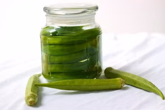 Đậu bắp ngâm giấm: Luộc đậu bắp sôi trong vòng 20 giây, vớt ra, cho vào thau nước đã chuẩn bị sẵn. Sau đó vớt đậu bắp ra, để vào rổ cho ráo. Nấu sôi hỗn hợp giấm, nước, đường, muối, mì chính. Sau đó bắc ra, để thật nguội; nếm hỗn hợp sao cho vừa miệng là được.