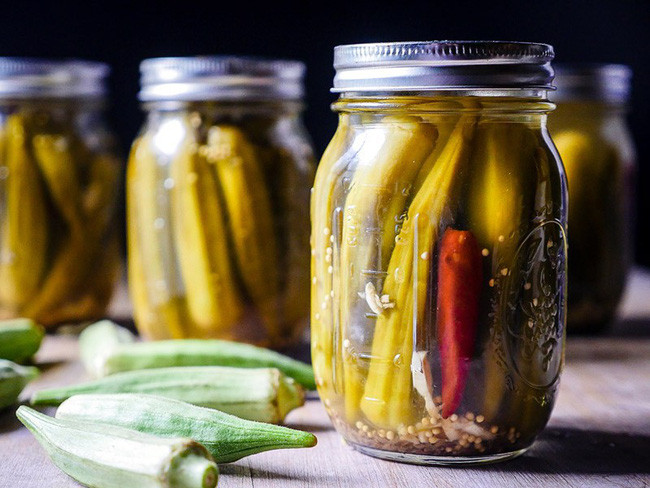 Sắp đậu bắp vào một lọ thủy tinh. Khi hỗn hợp nước đã nguội đổ vào lọ đã sắp đậu bắp để ngâm. Cho vào ngăn mát tủ lạnh khoảng 3 - 4 ngày là có thể lấy ra dùng được. Món đậu bắp ngâm giấm có vị chua chua, mặn mặn, giòn giòn vừa ăn.