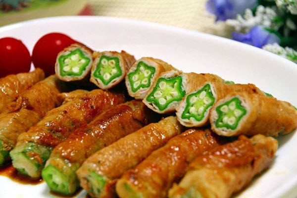 Váng đậu cuộn đậu bắp sốt chua ngọt: Đậu bắp ngâm muối, rửa sạch. Váng đậu ngâm nở mềm, trải váng đậu ra, cho đậu bắp vào, cuộn tròn như cuộn nem, dùng tăm cố định. Bắc chảo lên bếp, chiên sơ qua cho váng đậu vàng rồi vớt ra.