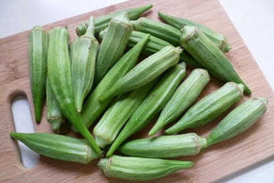 Đậu bắp chiên bơ sữa: Đậu bắp rửa sạch, cắt bỏ cuống, cắt khoanh tròn nhỏ.Cho bơ vào lò voi sóng cho tan chảy. Hòa tan bơ, sữa tươi, gừng tỏi băm với nhau.